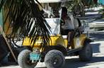 Trânsito de carros de golfe em Caye Caulker, na grande barreira de corais, em Belize